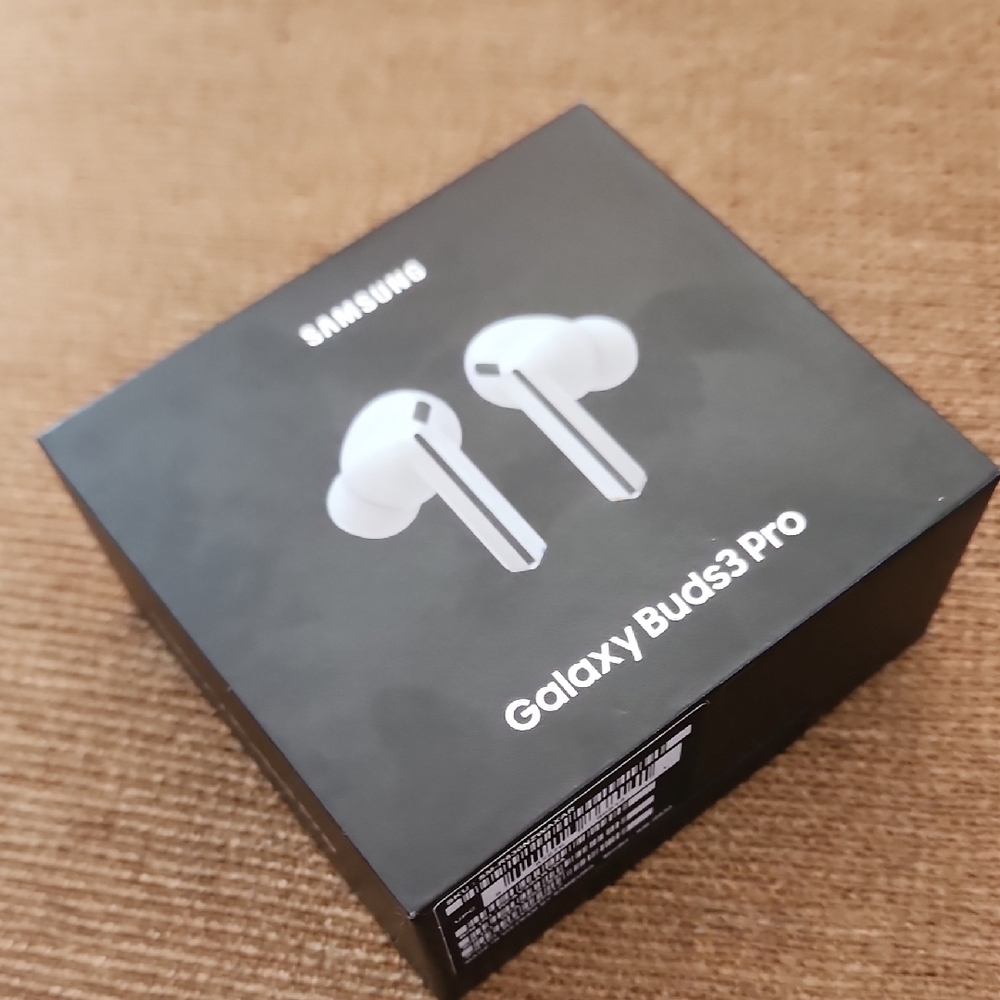 Samsung Galaxy Buds3 Pro in White - Picture 5 of 5